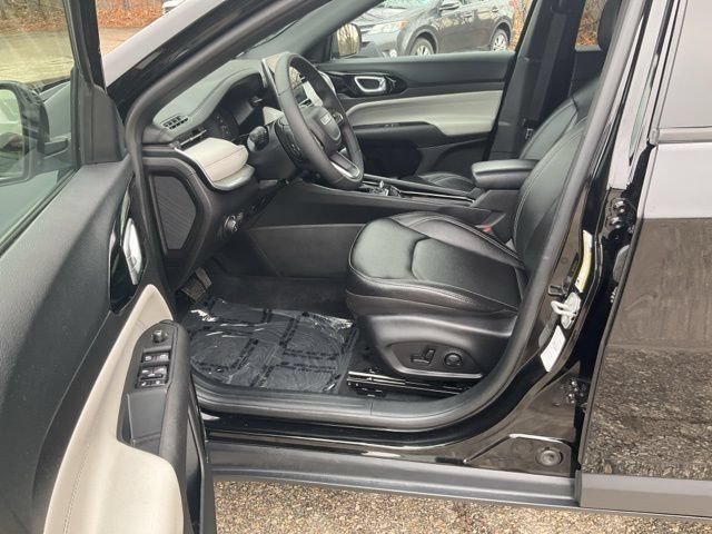 Used 2025 Jeep Compass Limited AWD/4WD image 37