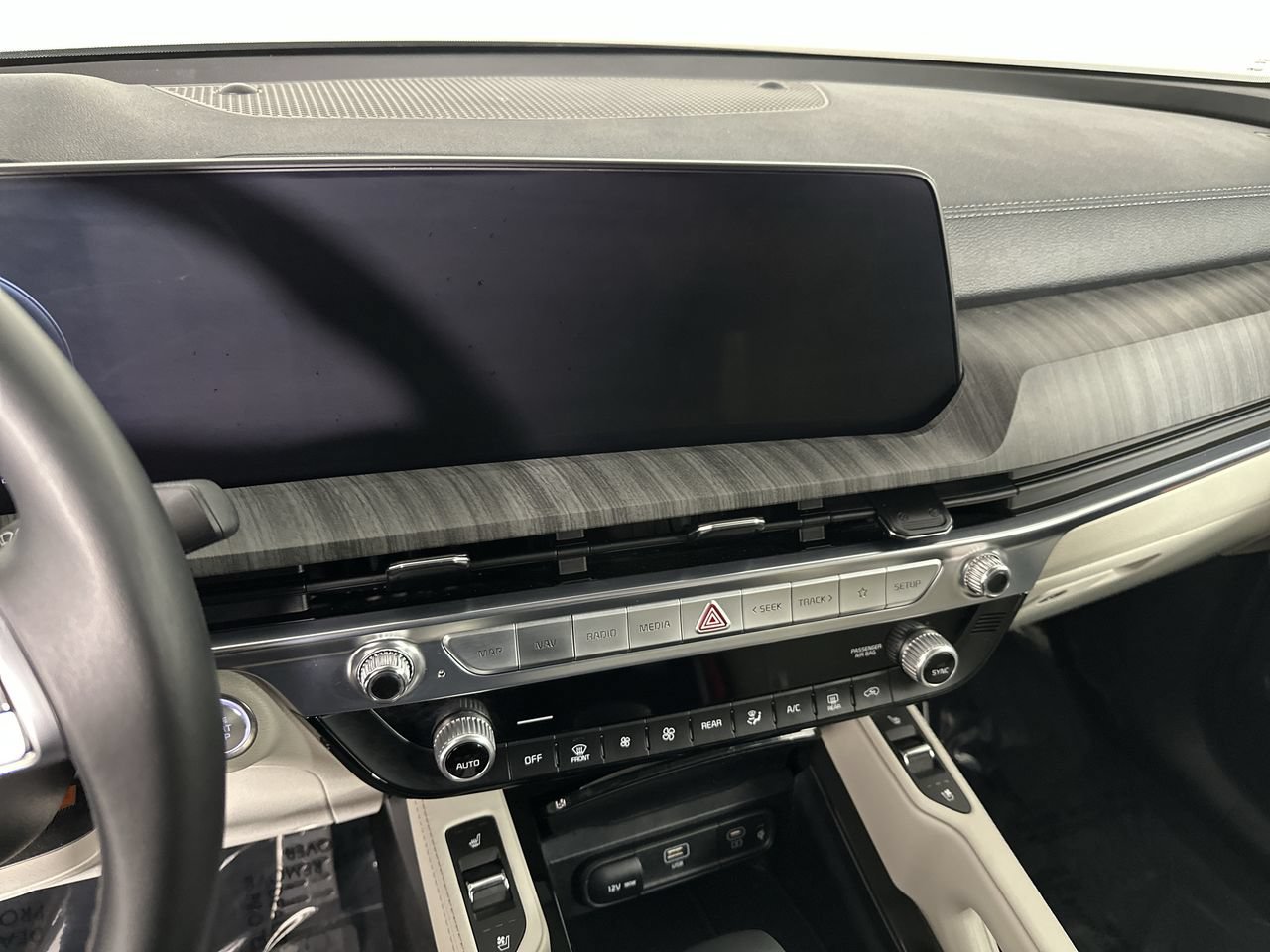Certified 2025 Kia Telluride SX w/ SX Captain's Chair Package FWD image 13