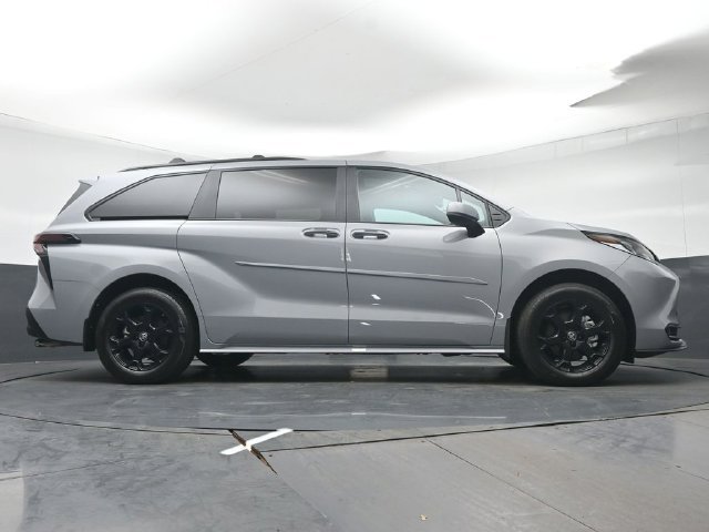 Used 2025 Toyota Sienna XLE Woodland Edition AWD/4WD image 42