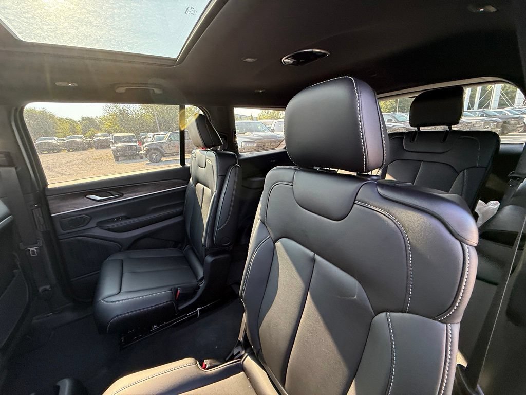 New 2027 Jeep Grand Cherokee L Limited w/ Limited Altitude Package AWD/4WD image 24