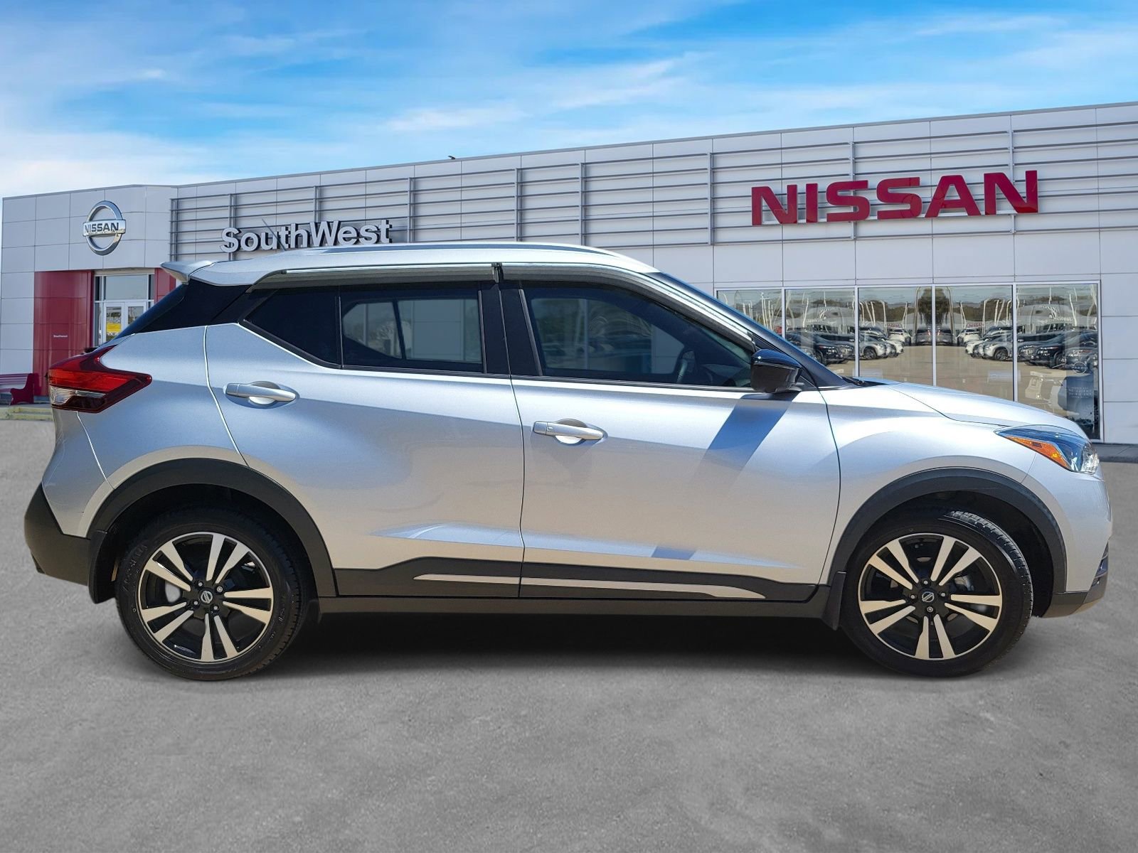 Used 2019 Nissan Kicks SR w/ SR Premium Package FWD image 4