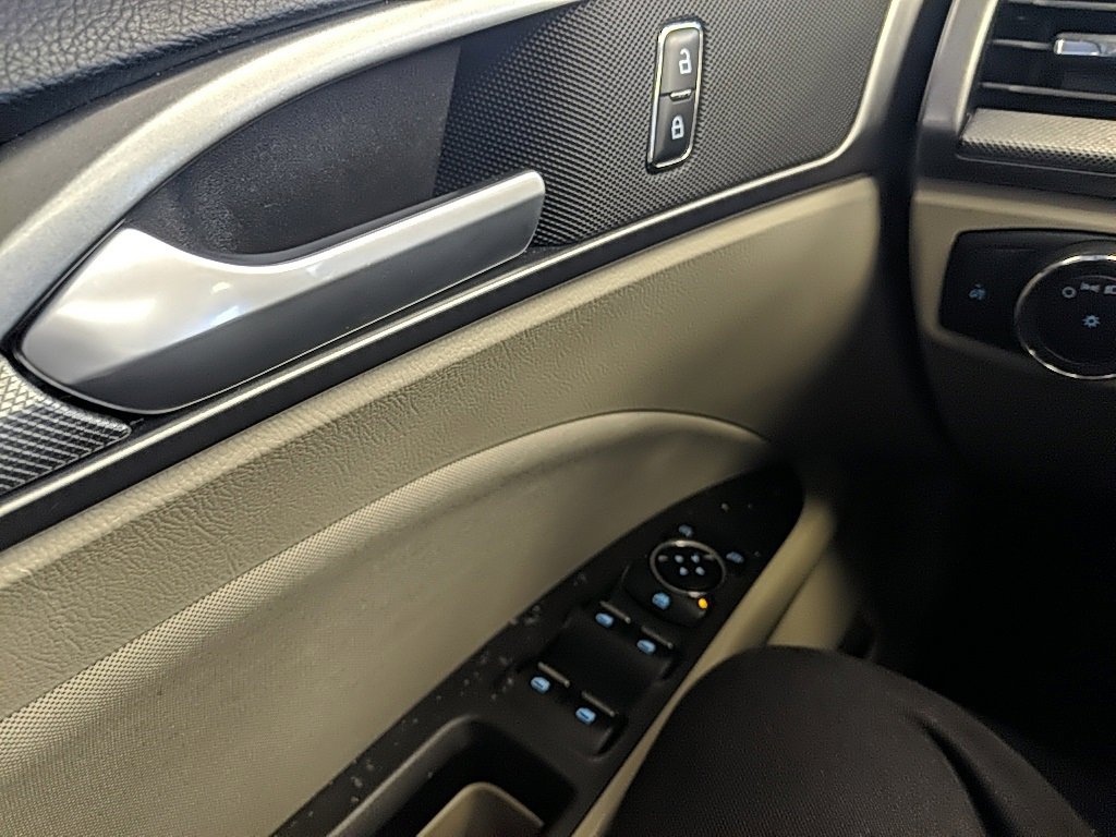 Used 2020 Ford Fusion SE image 20