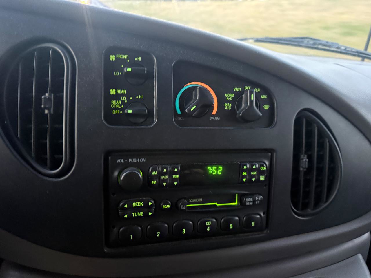 Used 2001 Ford E-350 and Econoline 350 Club Wagon image 23