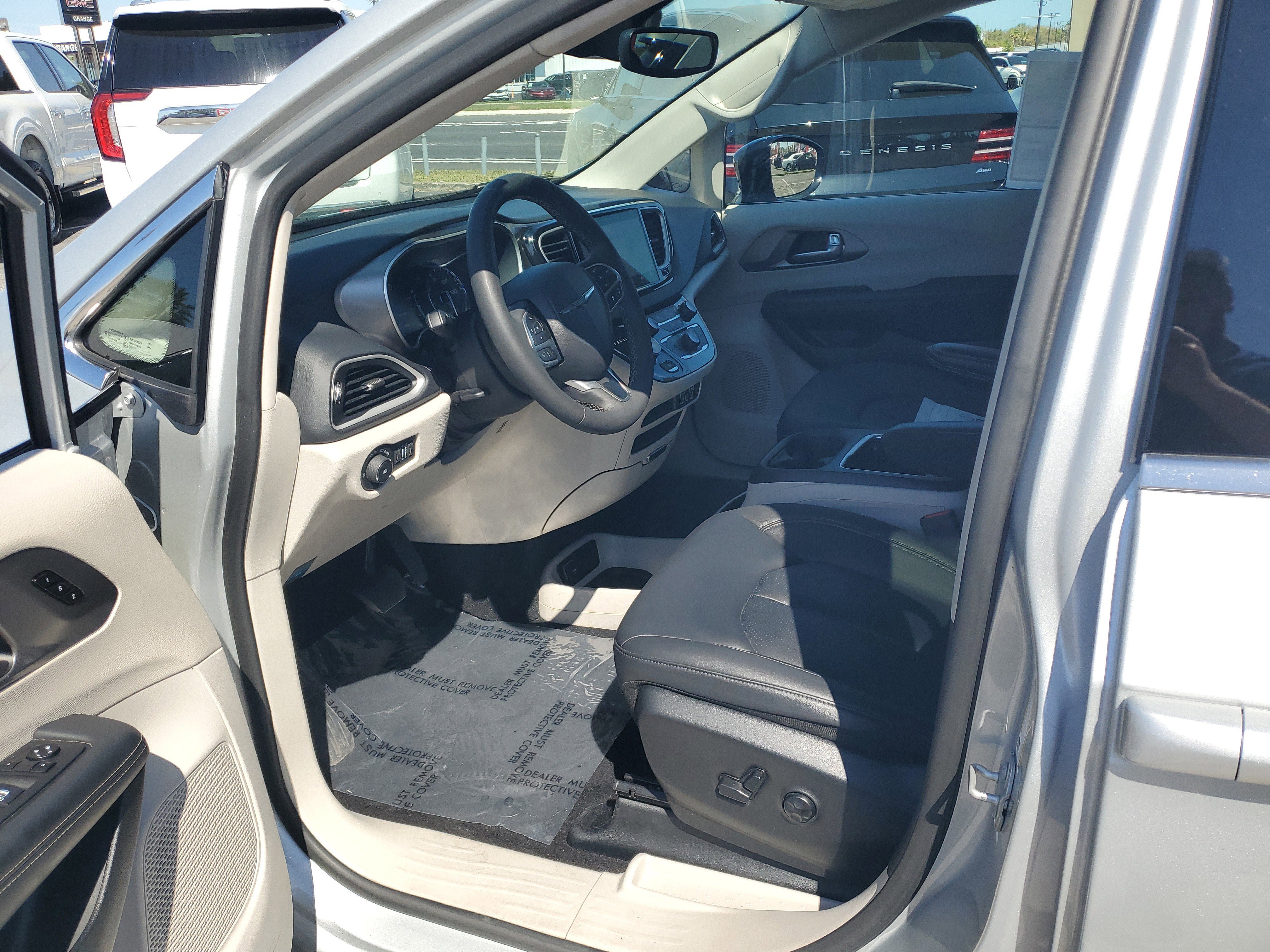 Used 2024 Chrysler Pacifica Touring-L FWD image 12