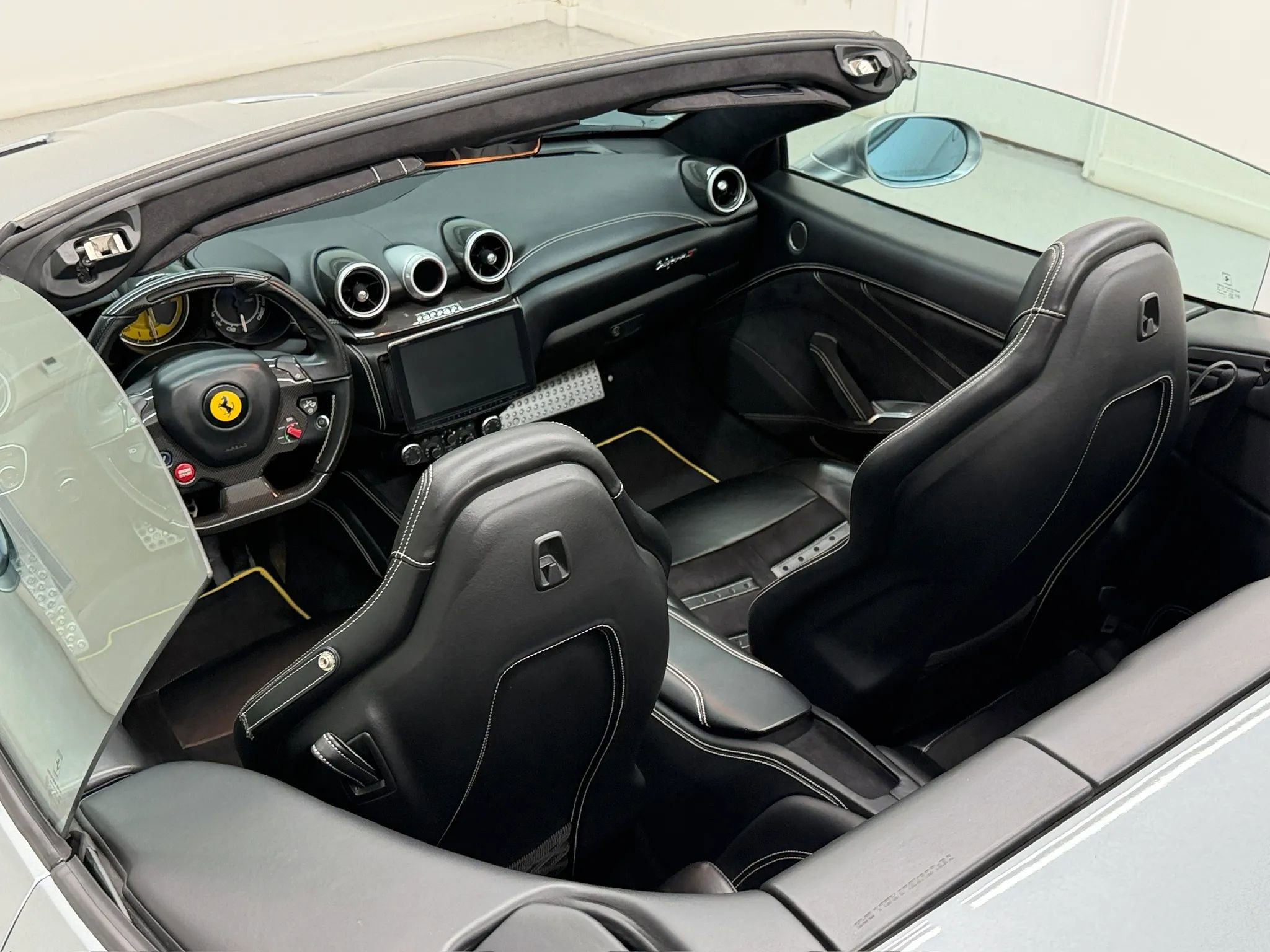 Used 2015 Ferrari California T RWD image 18
