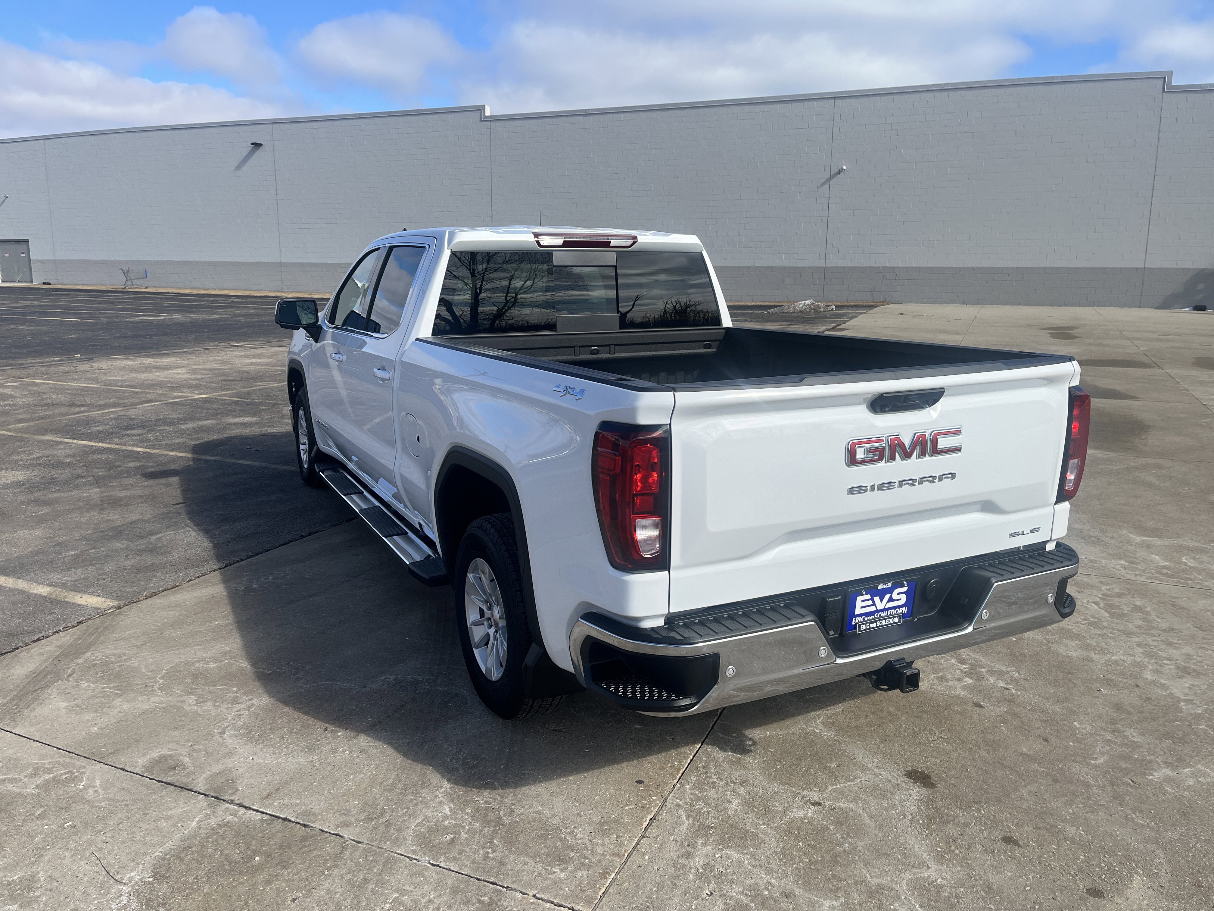 Used 2025 GMC Sierra 1500 SLE w/ Preferred Package image 4