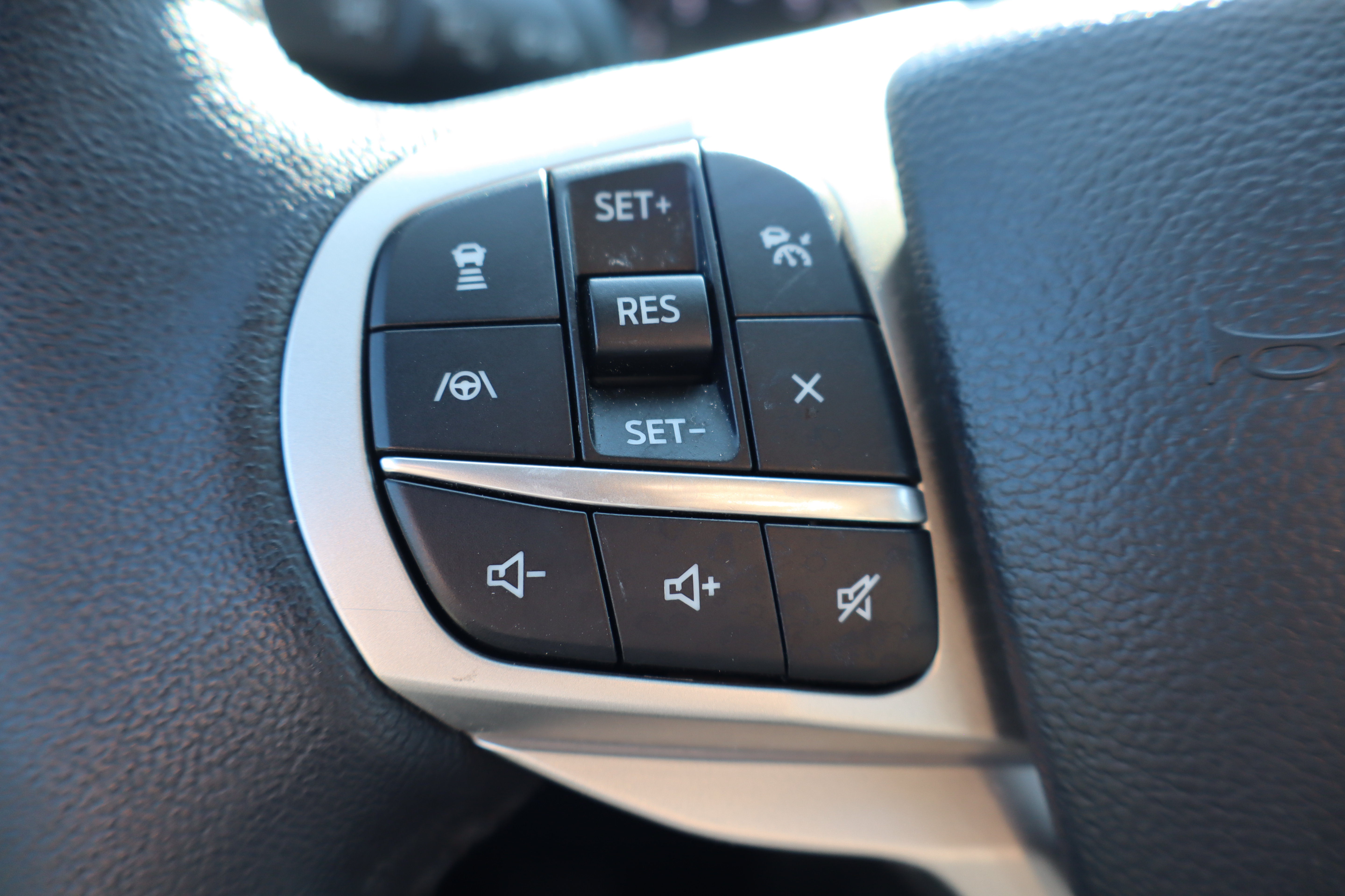 Used 2024 Ford Explorer XLT w/ Equipment Group 202A AWD/4WD image 17