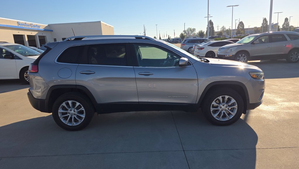 Used 2019 Jeep Cherokee Latitude w/ Cold Weather Group AWD/4WD image 6
