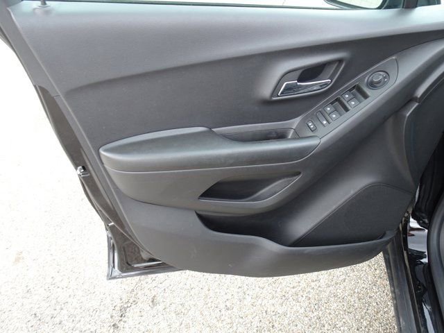 Used 2022 Chevrolet Trax LS w/ Tint and Cruise Package image 10