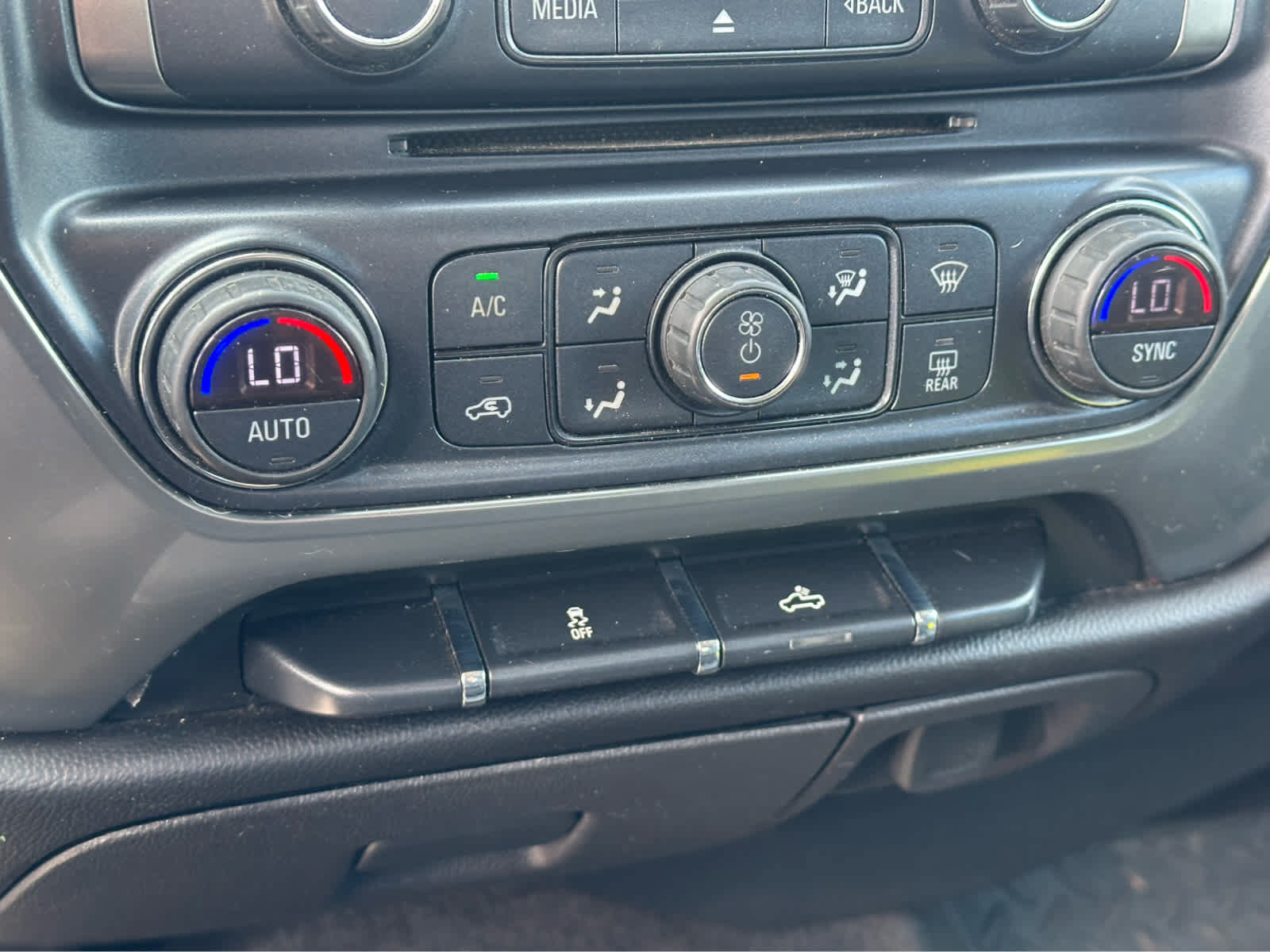 Used 2018 Chevrolet Silverado 1500 LT w/ LT Eassist Package AWD/4WD image 14