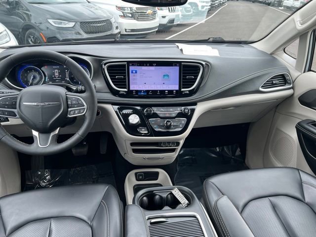 Used 2023 Chrysler Pacifica Touring-L FWD image 17