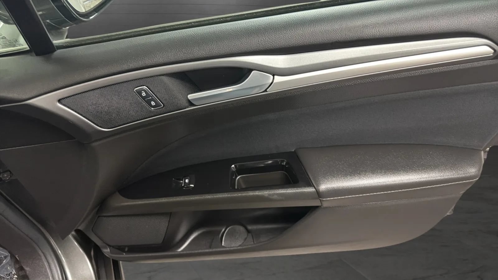 Used 2016 Ford Fusion SE FWD image 17
