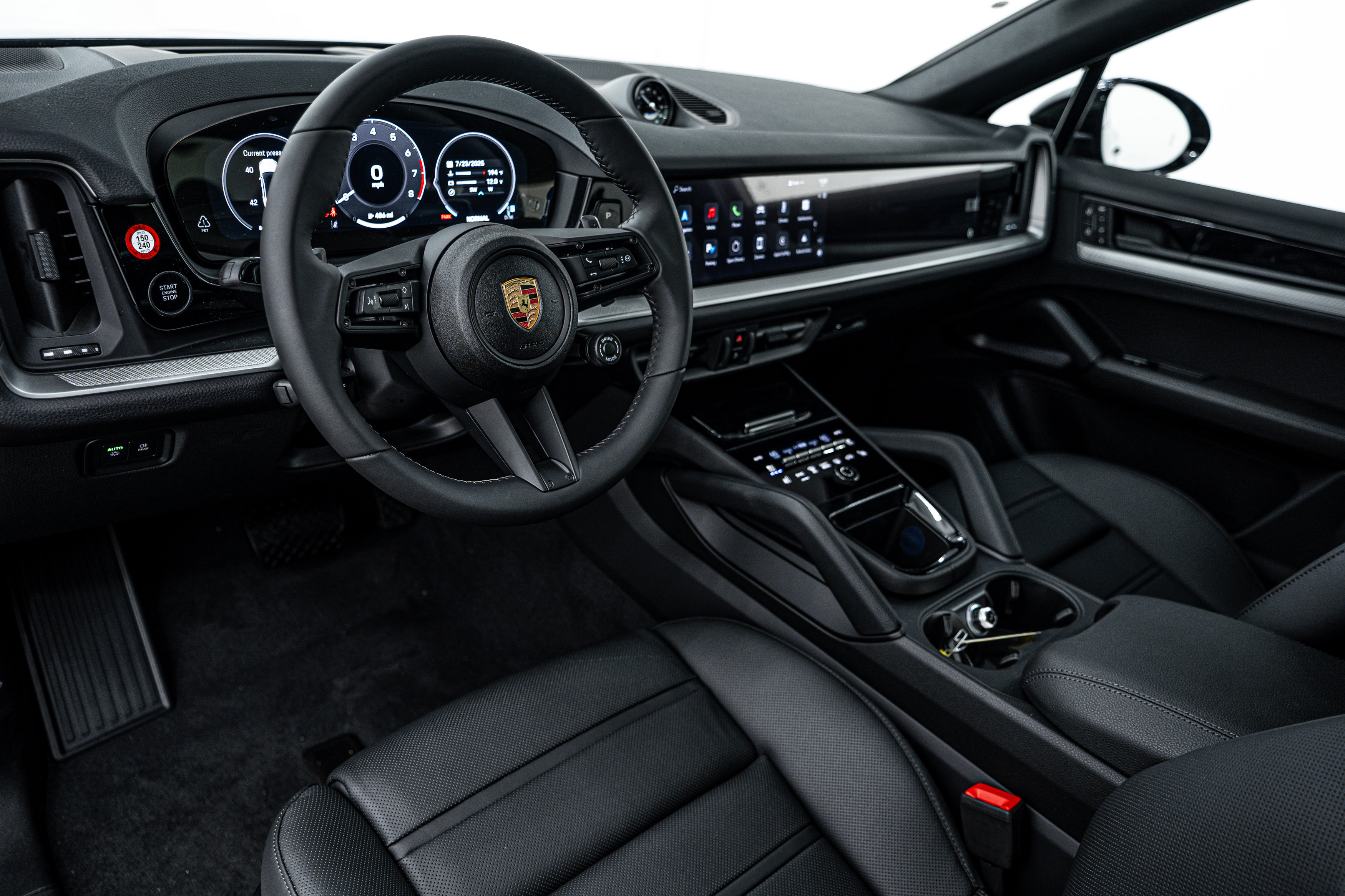 Certified 2025 Porsche Cayenne Coupe image 4