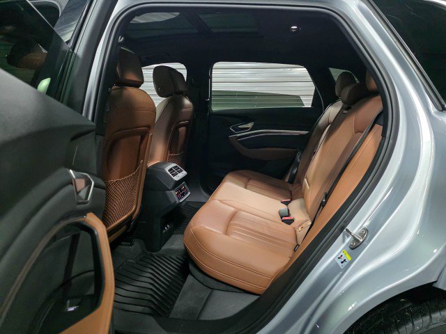 Used 2022 Audi e-tron Premium Plus image 15