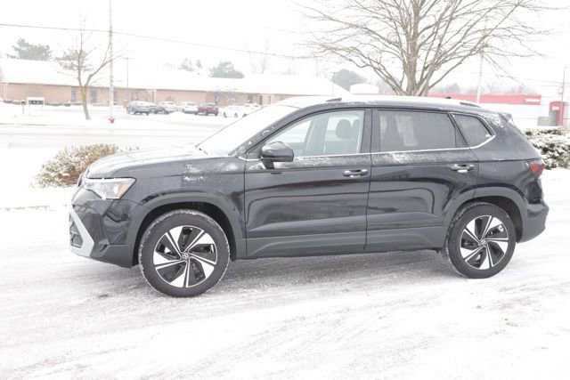 Used 2025 Volkswagen Taos SE w/ Panoramic Sunroof Package image 5