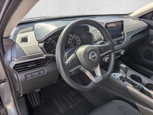 Used 2025 Nissan Altima 2.5 SV FWD image 12