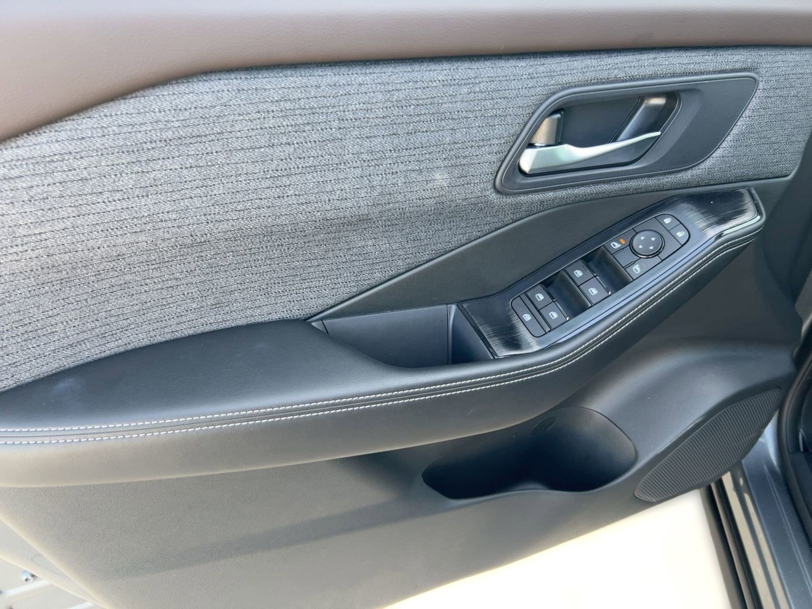 Used 2023 Nissan Rogue SV image 12