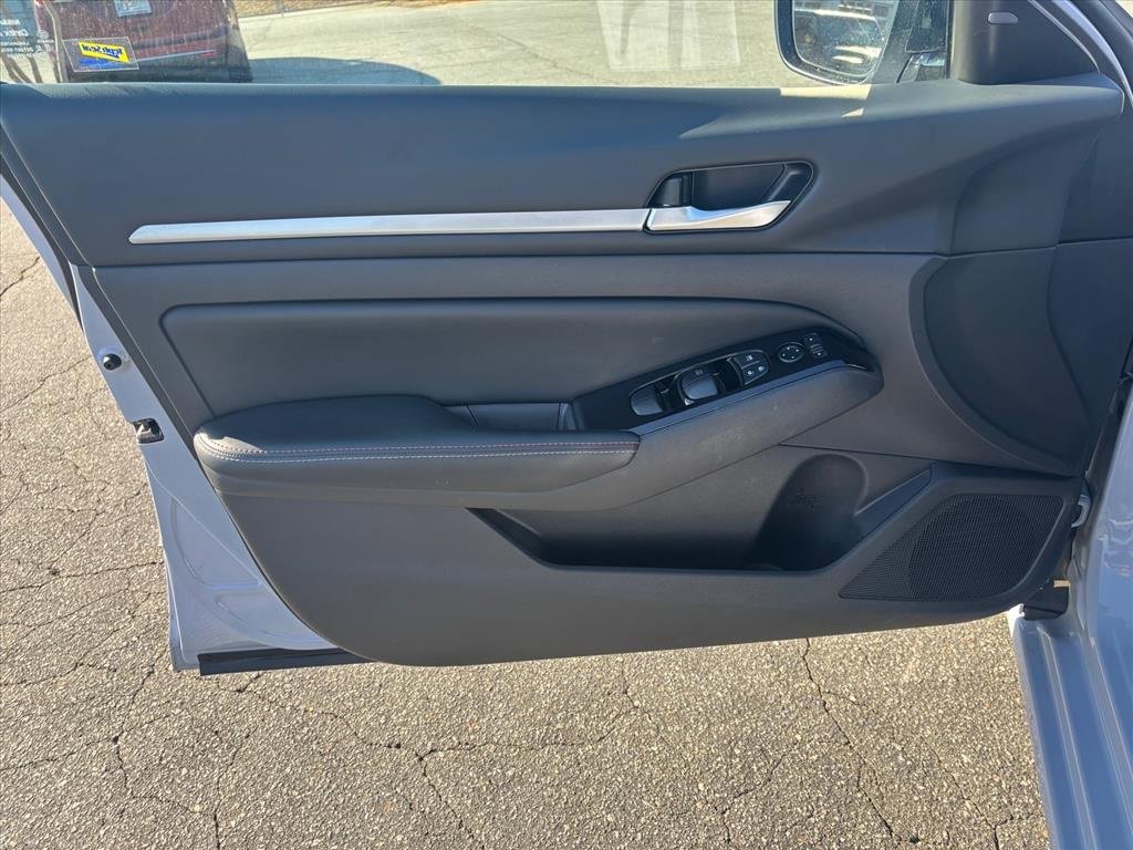 Used 2024 Nissan Altima 2.0 SR image 11