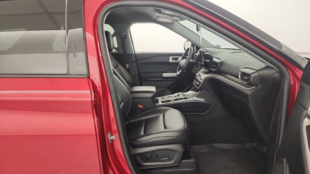Used 2022 Ford Explorer XLT w/ Equipment Group 202A AWD/4WD image 31