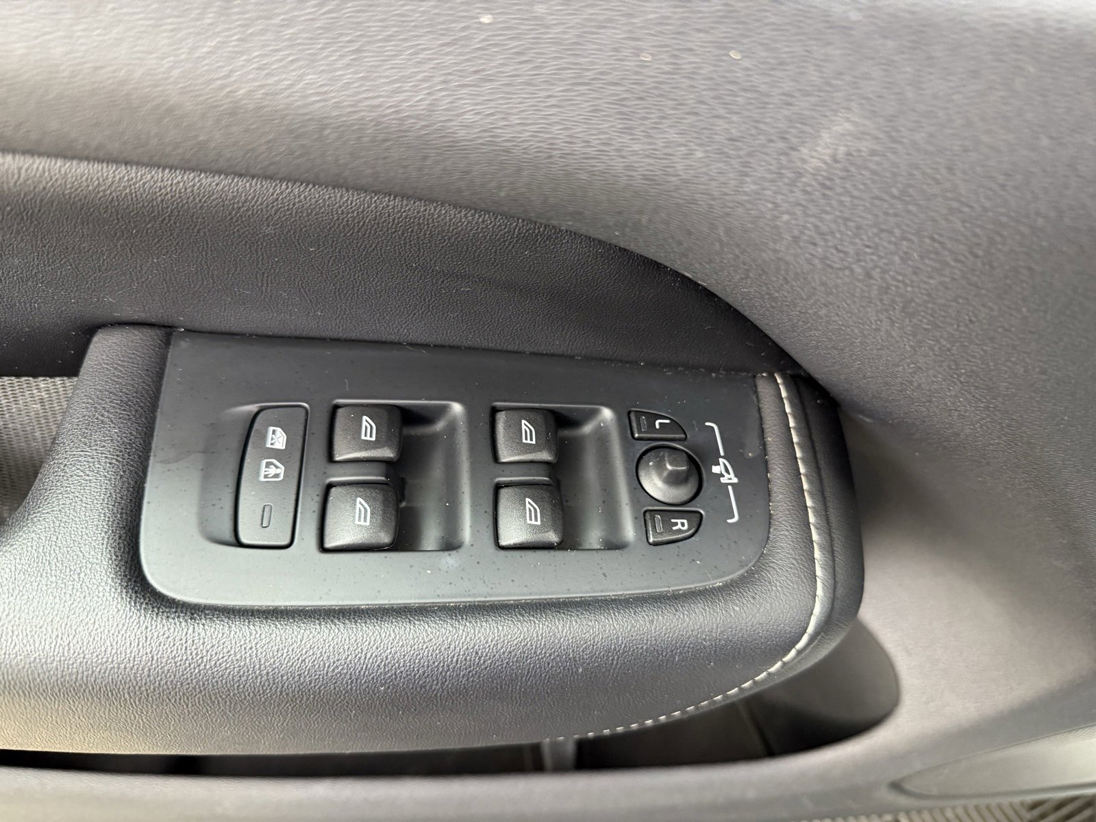 Used 2018 Volvo XC60 T6 R-Design w/ Convenience Package image 11