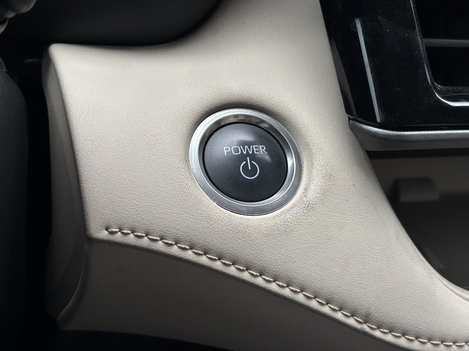 Used 2025 Toyota Highlander XLE image 12