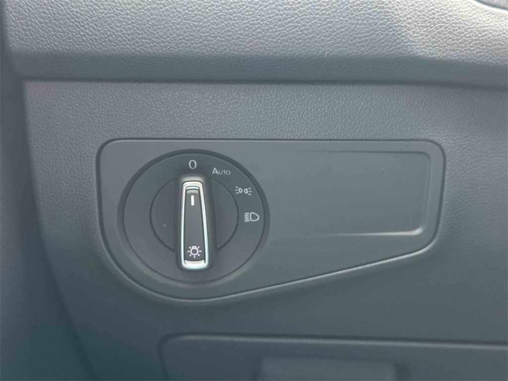 Used 2024 Volkswagen Tiguan SE image 35