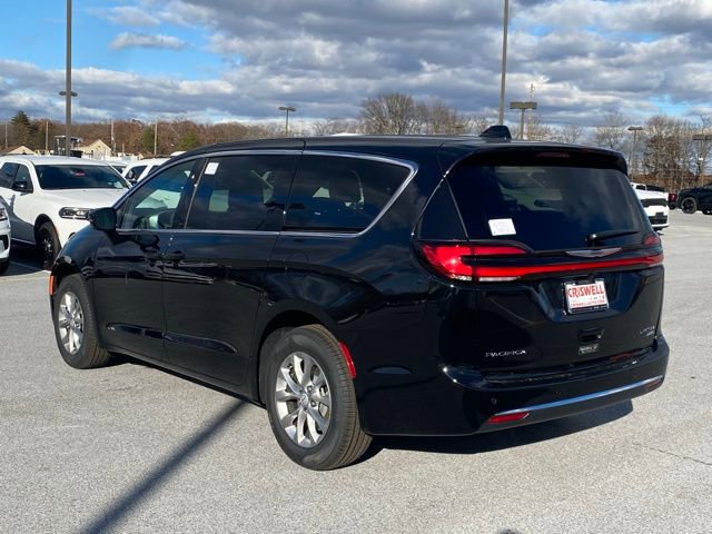 New 2026 Chrysler Pacifica Limited w/ Uconnect Theater Family Group image 5