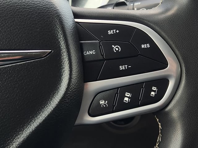 Used 2023 Chrysler Pacifica Touring-L FWD image 31