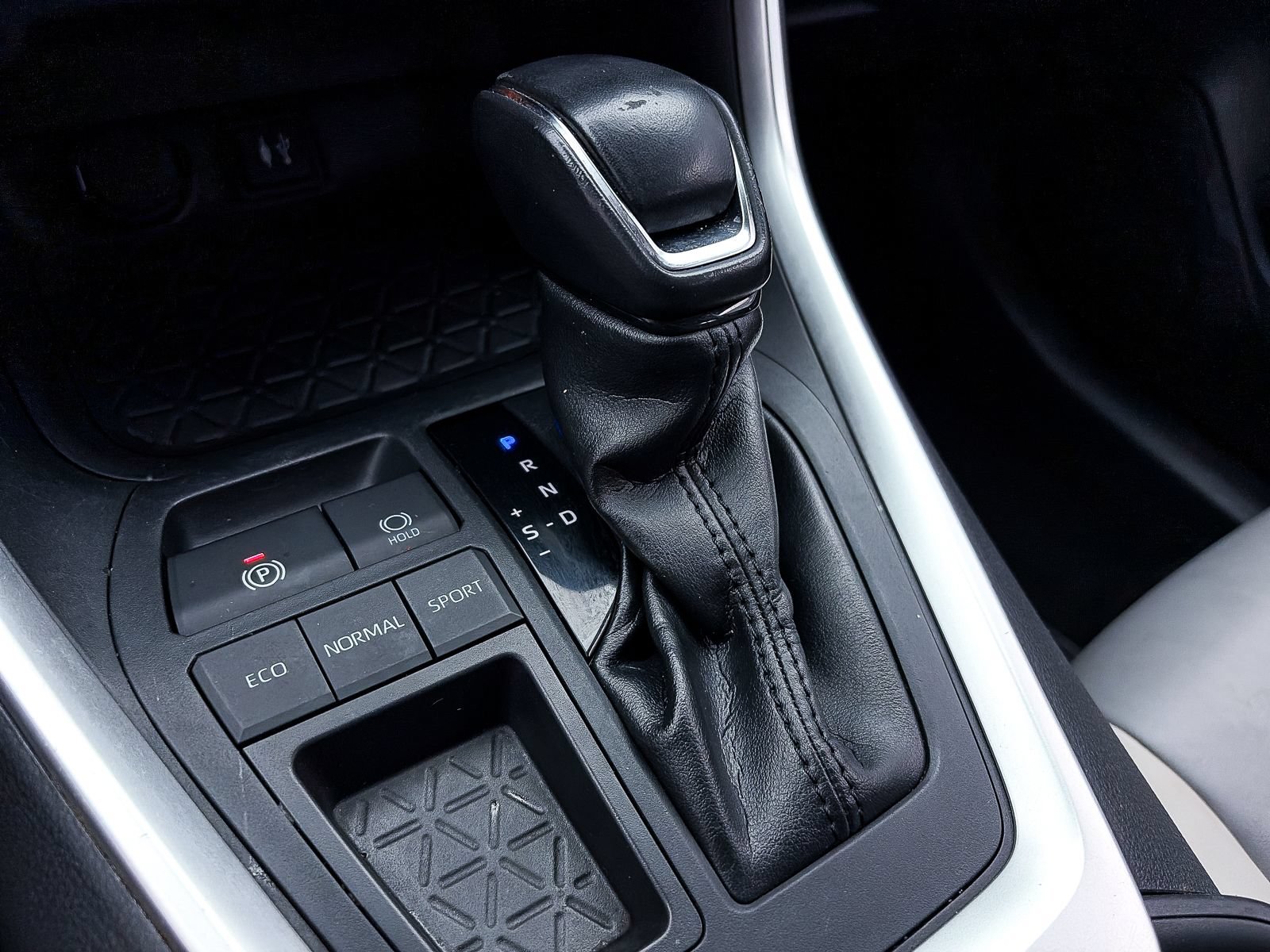 Used 2019 Toyota RAV4 XLE Premium w/ Carpet Mat Package FWD image 26