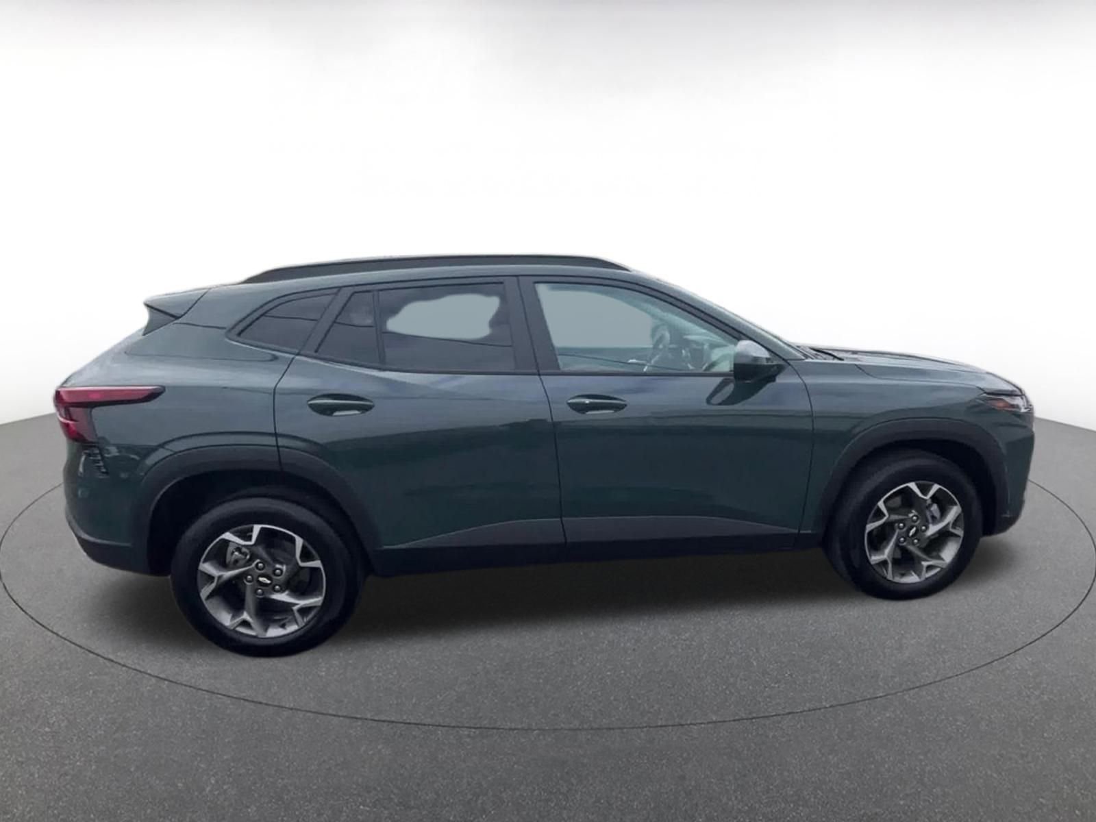 Used 2025 Chevrolet Trax LT w/ LT Convenience Package image 16