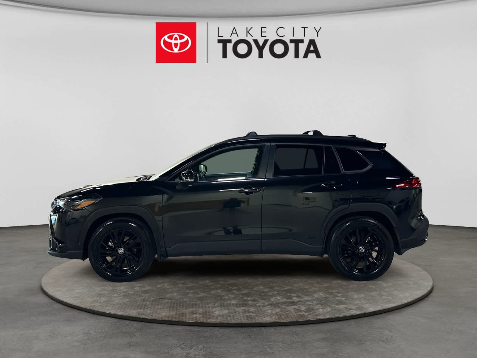 Used 2024 Toyota Corolla Cross AWD Hybrid w/ Moonroof Package image 3