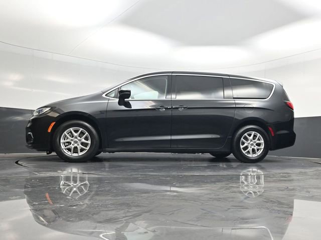 Used 2023 Chrysler Pacifica Touring-L image 52