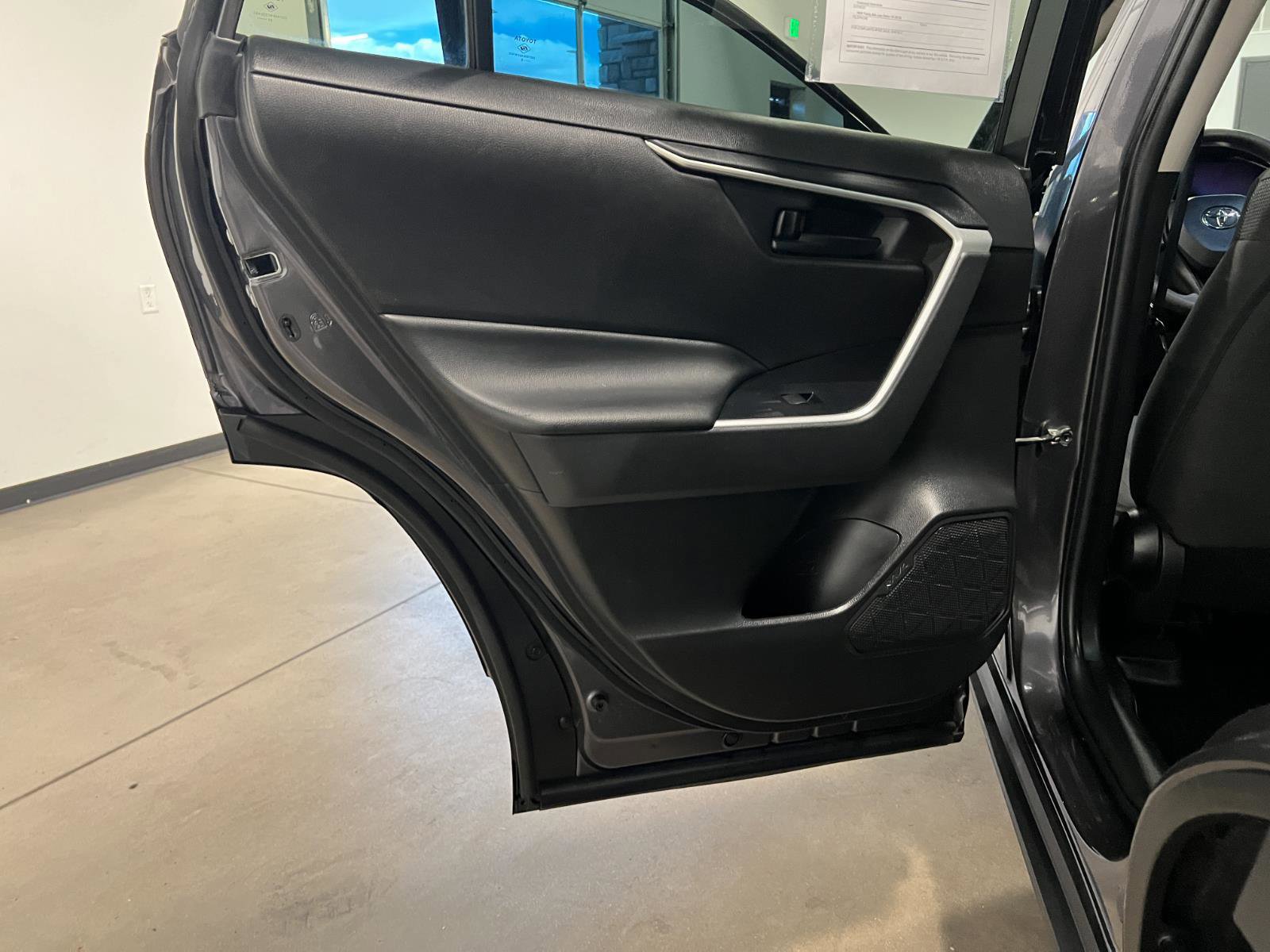 Used 2022 Toyota RAV4 LE AWD/4WD image 29