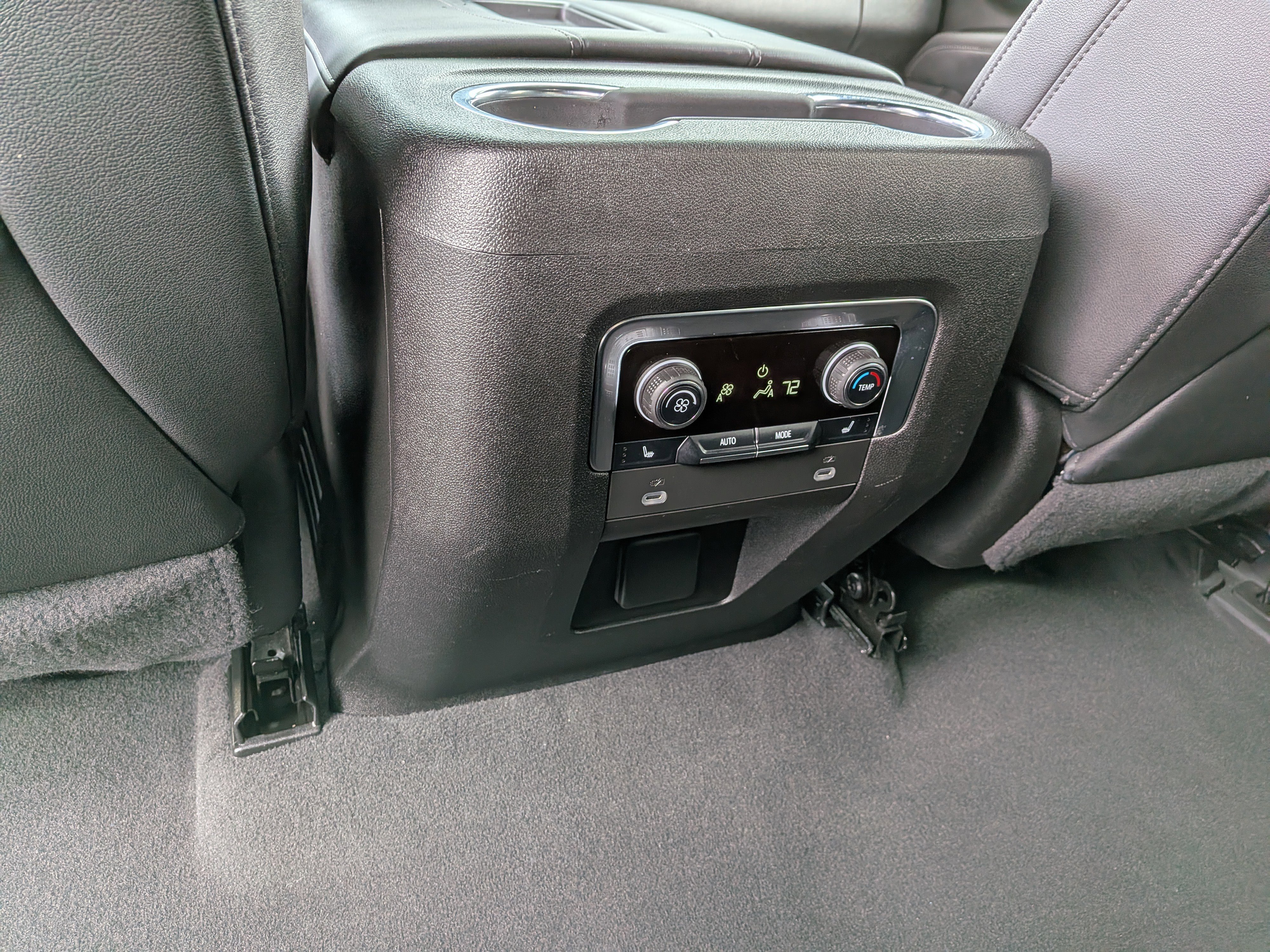 Used 2024 Chevrolet Suburban LT w/ Luxury Package image 17