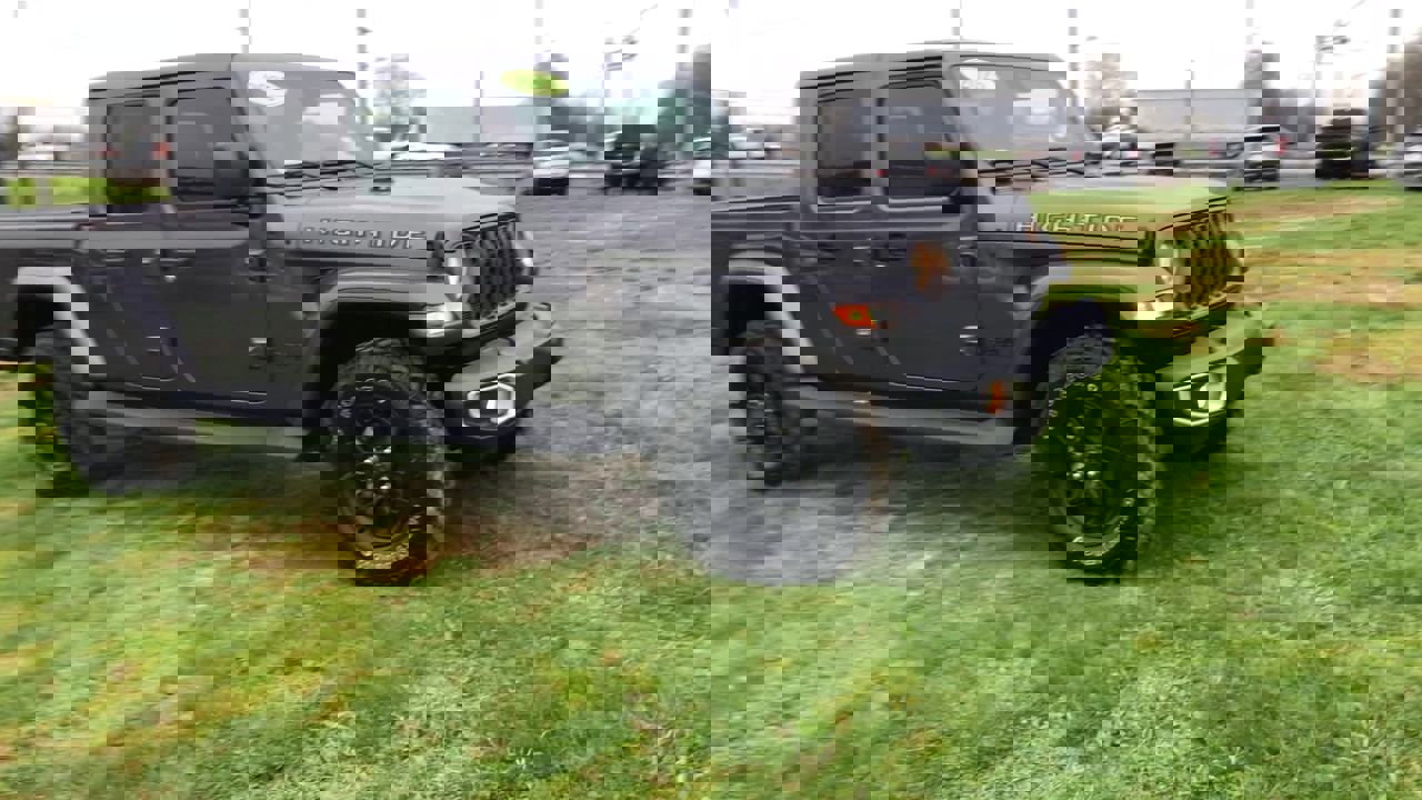 Used 2025 Jeep Gladiator Sport image 2