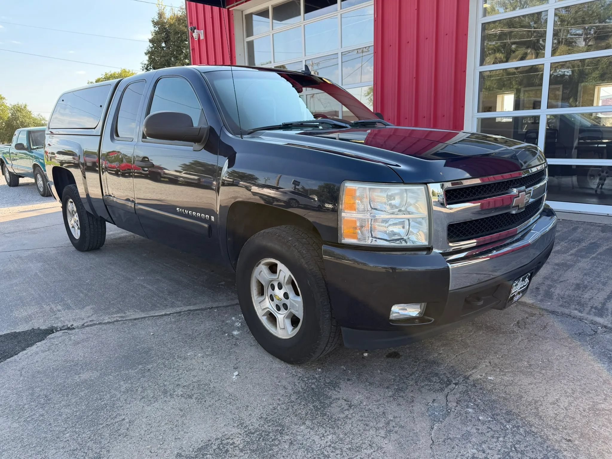 Used 2007 Chevrolet Silverado 1500 LT w/ 1LT Convenience Package AWD/4WD image 2
