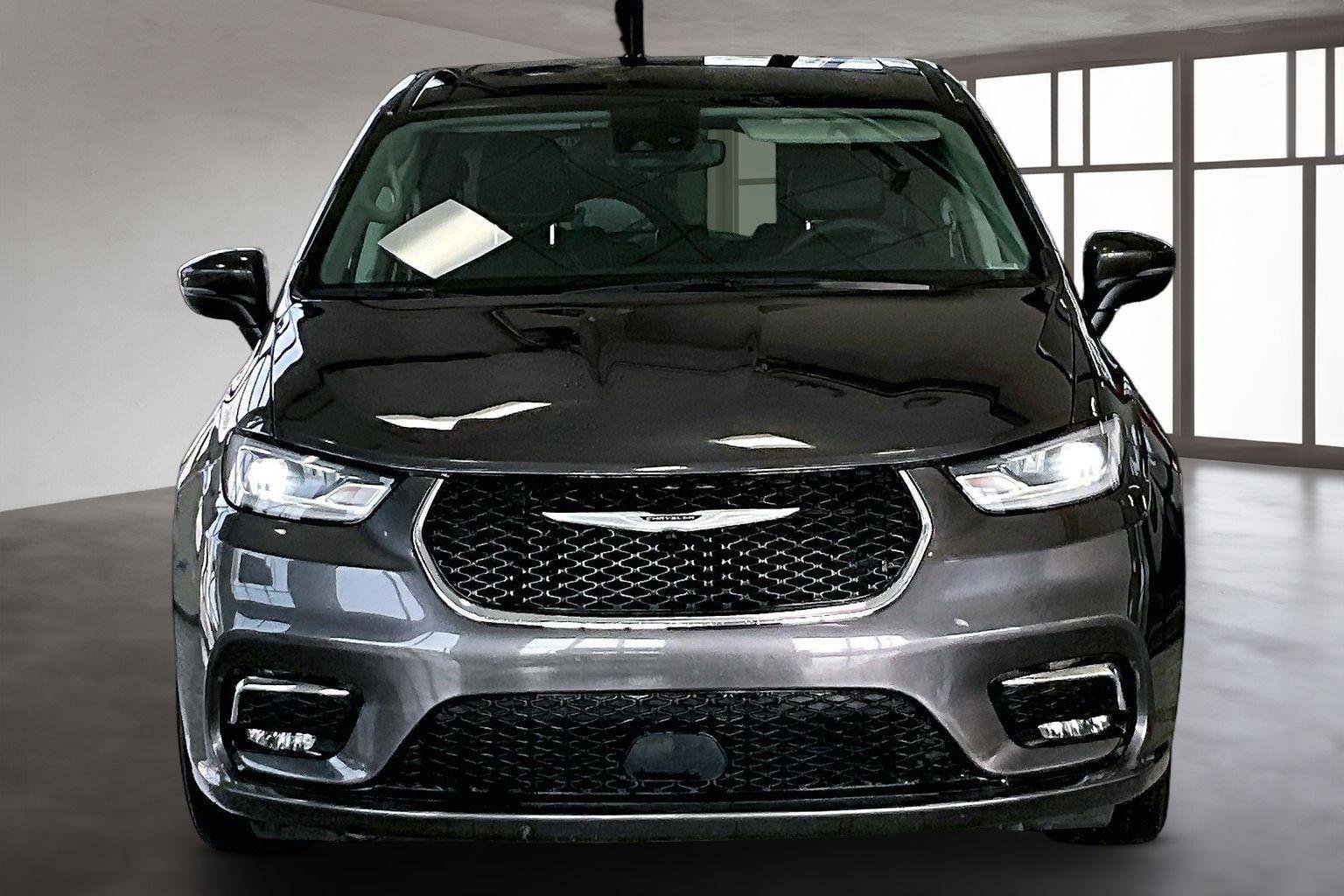 Used 2023 Chrysler Pacifica Touring-L image 4