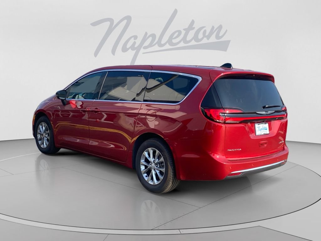 Used 2026 Chrysler Pacifica Limited FWD image 3
