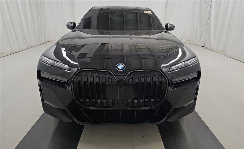 Used 2025 BMW 750e xDrive w/ Executive Package image 2