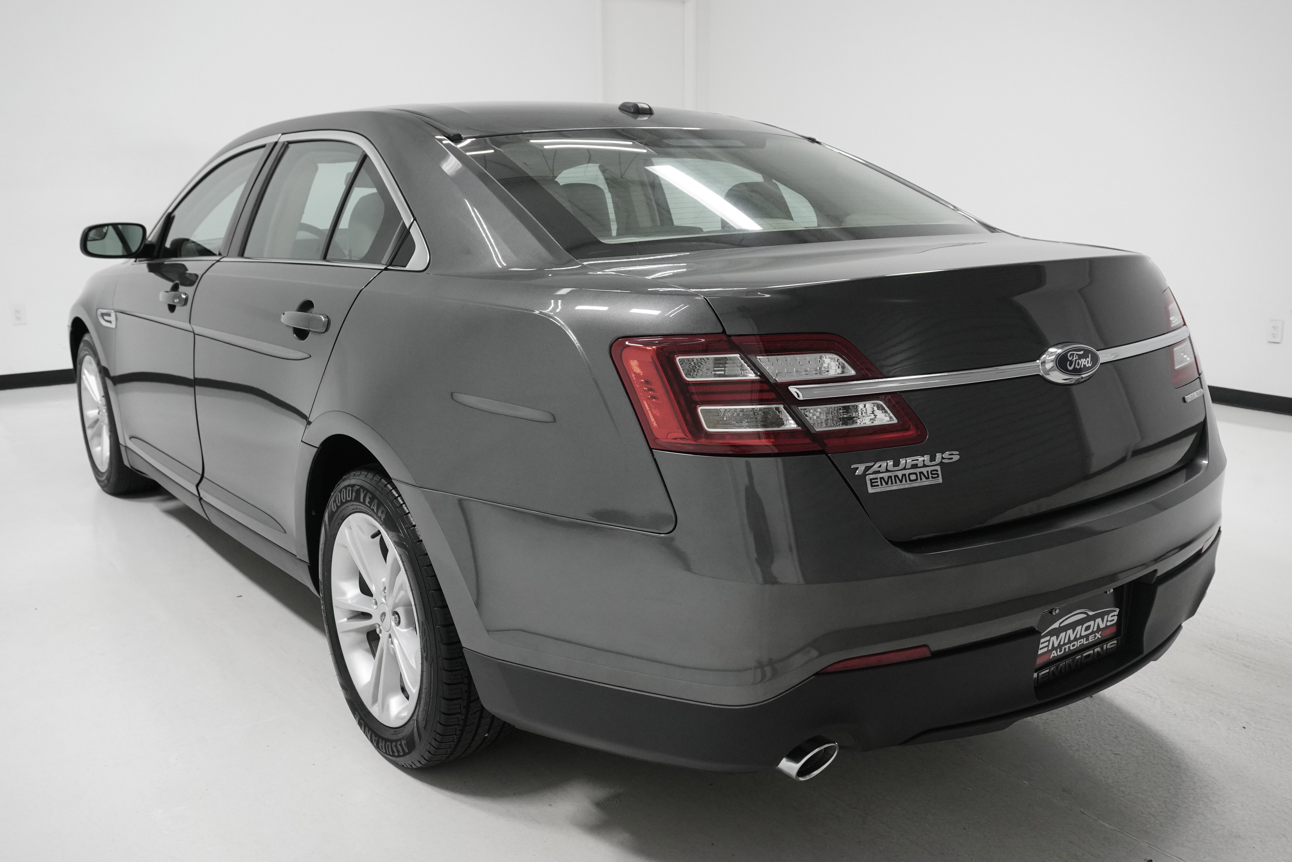 Used 2018 Ford Taurus SE image 6