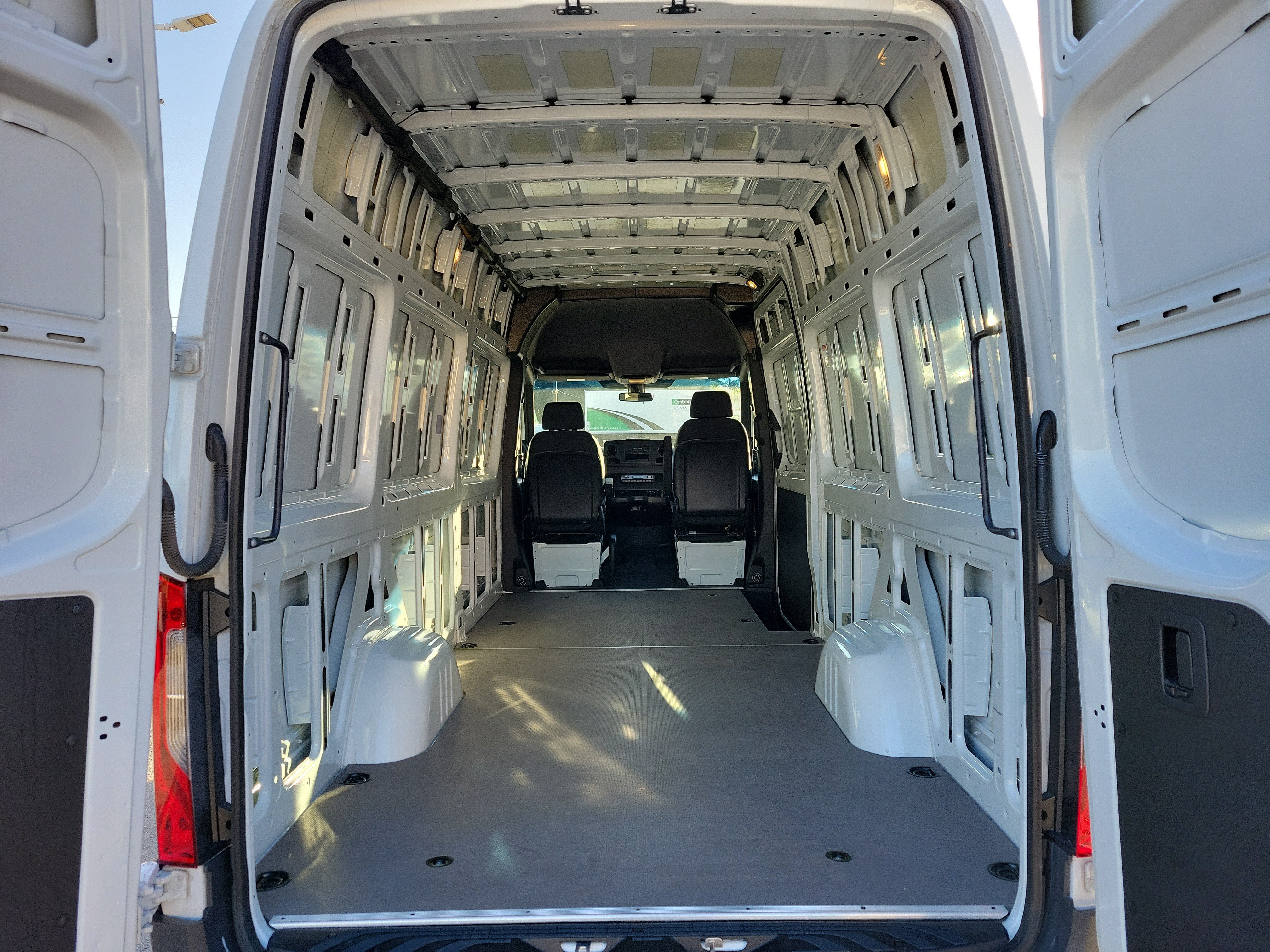 Used 2025 Mercedes-Benz Sprinter 2500 image 13