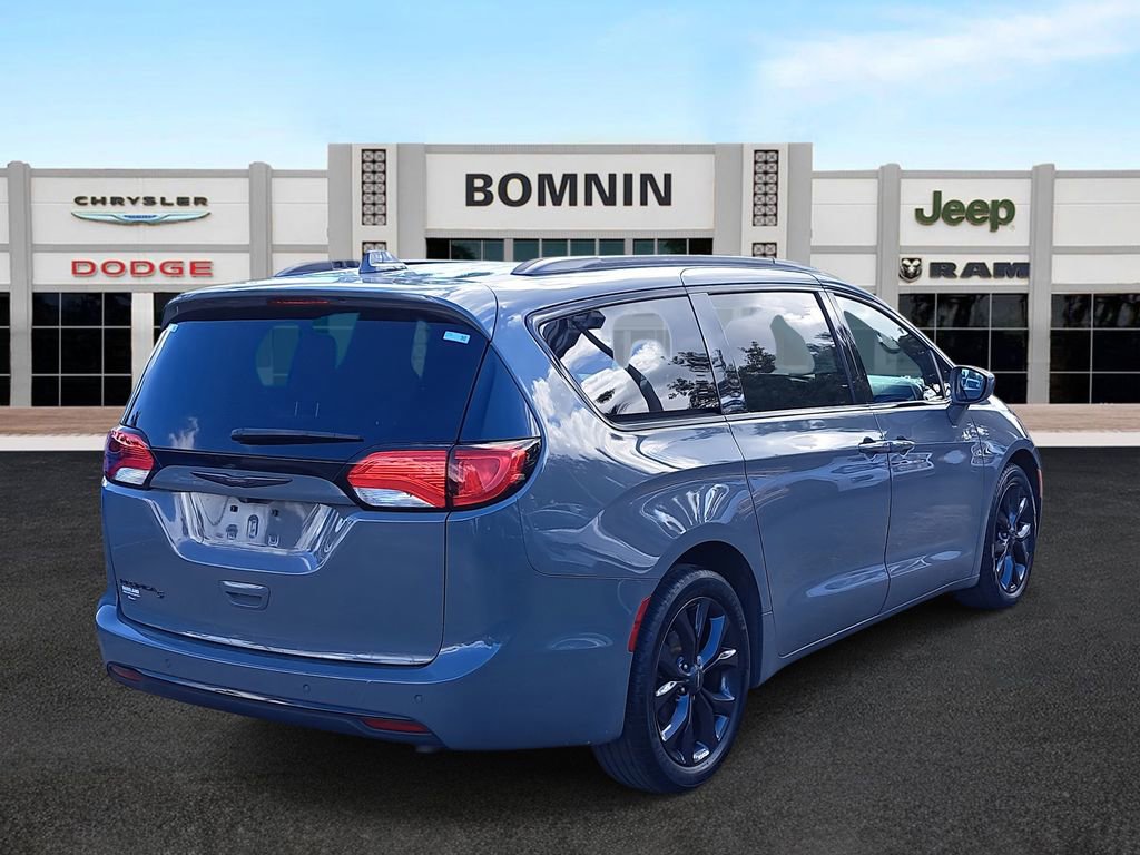 Used 2020 Chrysler Pacifica Touring-L w/ S Appearance Package image 3