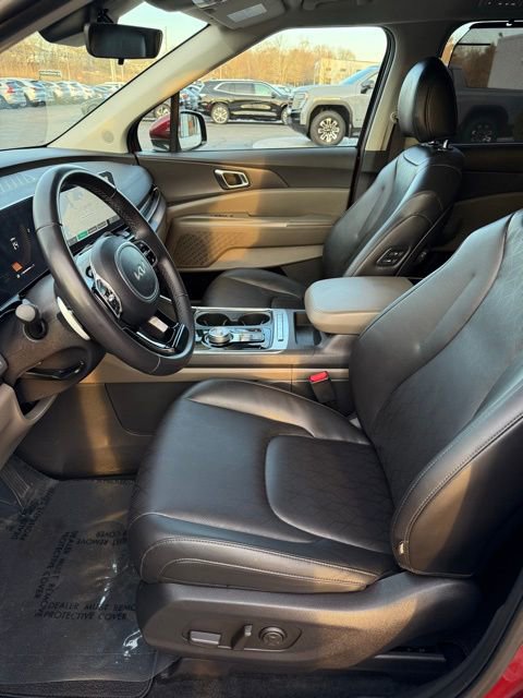 Used 2025 Kia Carnival EX image 15