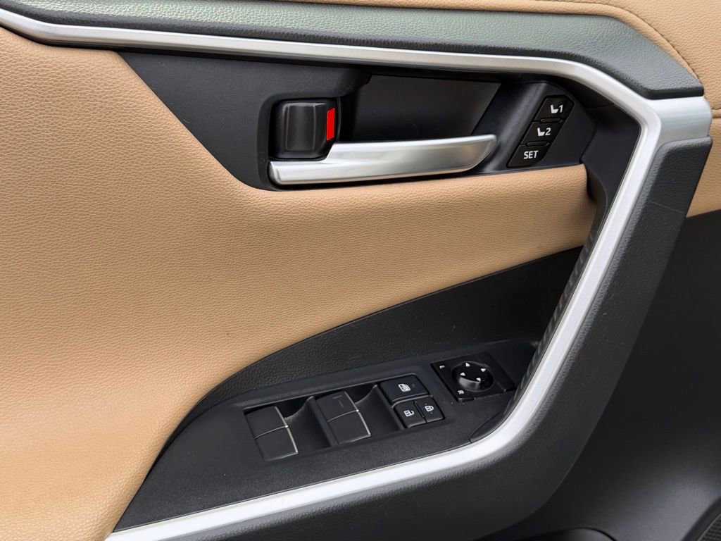 Used 2020 Toyota RAV4 Limited image 26