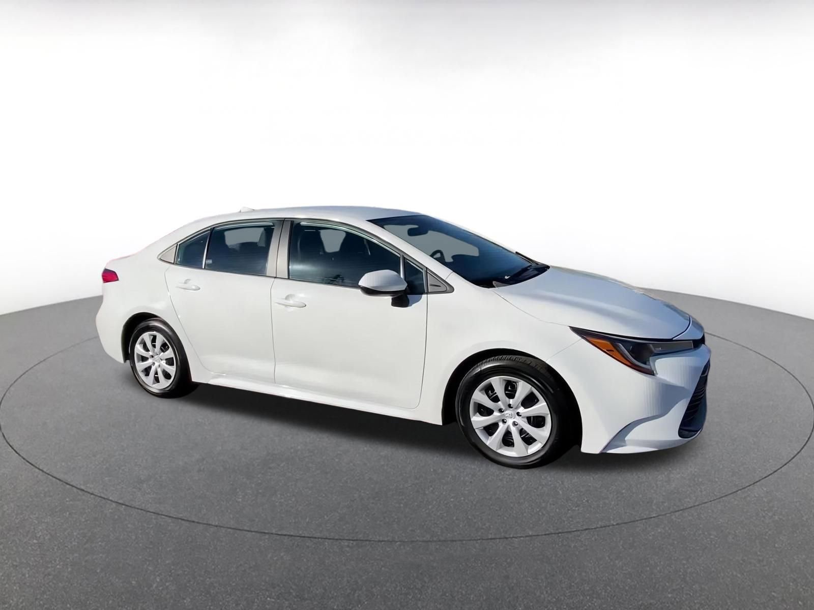 Used 2024 Toyota Corolla LE image 2