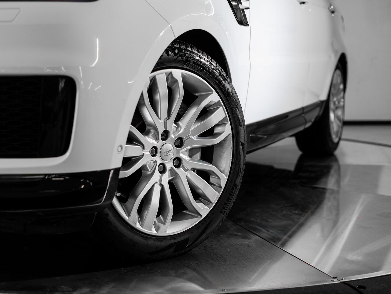 Used 2020 Land Rover Range Rover Sport HSE image 12