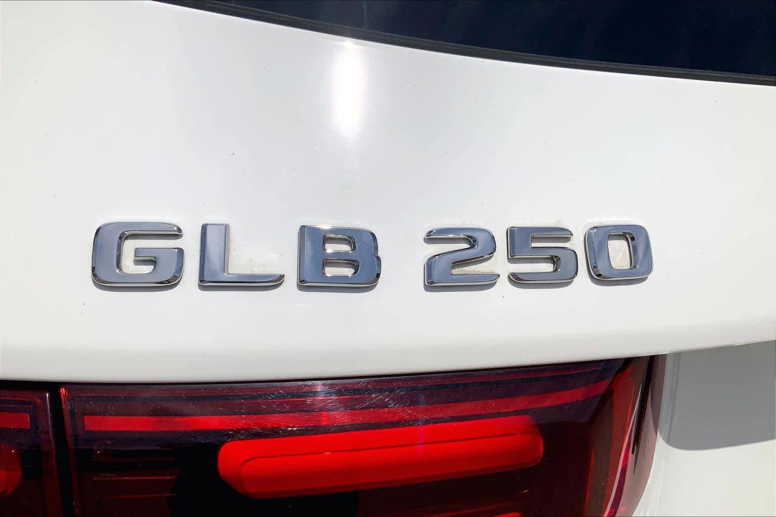 Used 2025 Mercedes-Benz GLB 250 4MATIC image 33