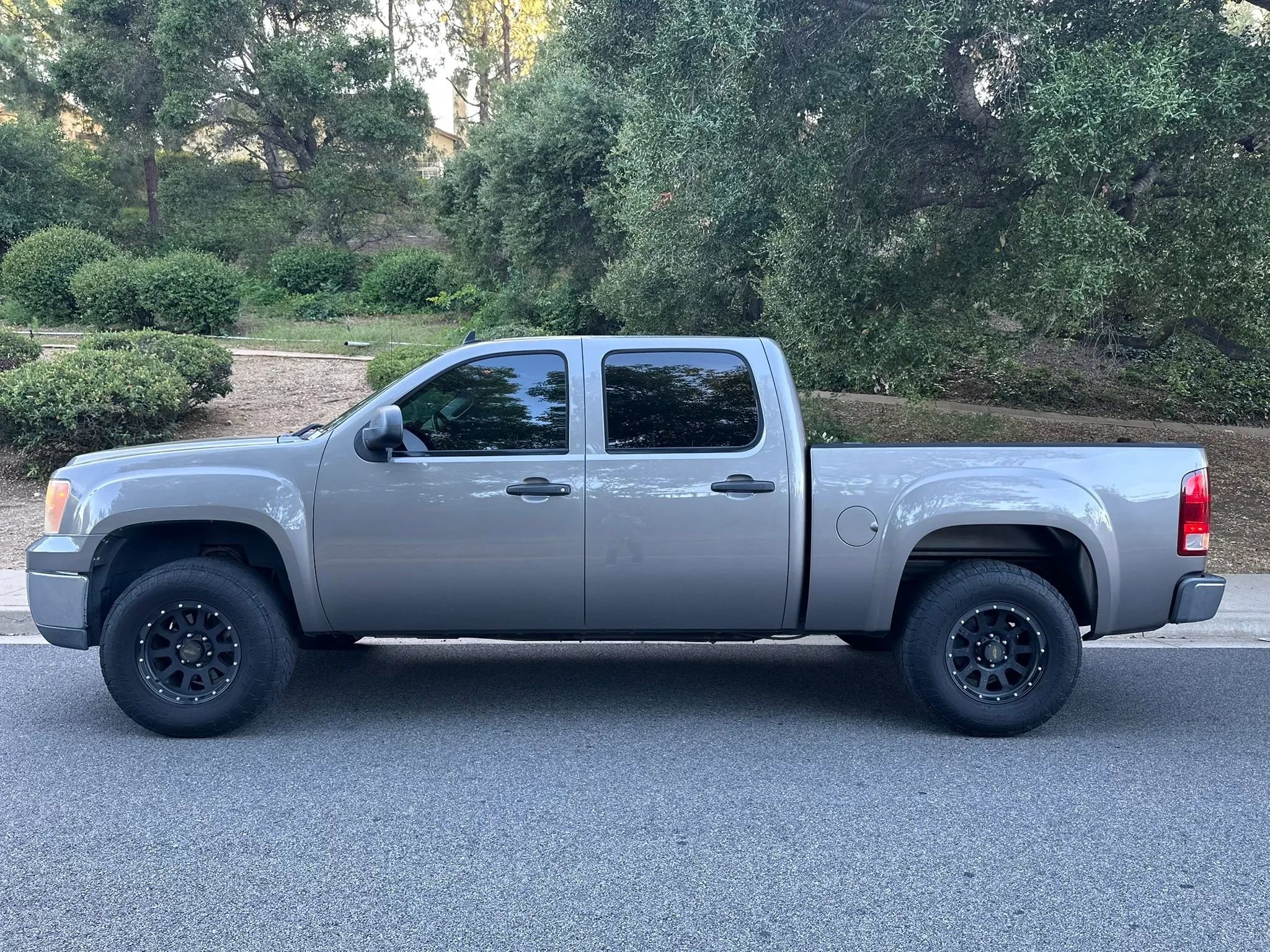 Used 2013 GMC Sierra 1500 SLE w/ Power Tech Package AWD/4WD image 2