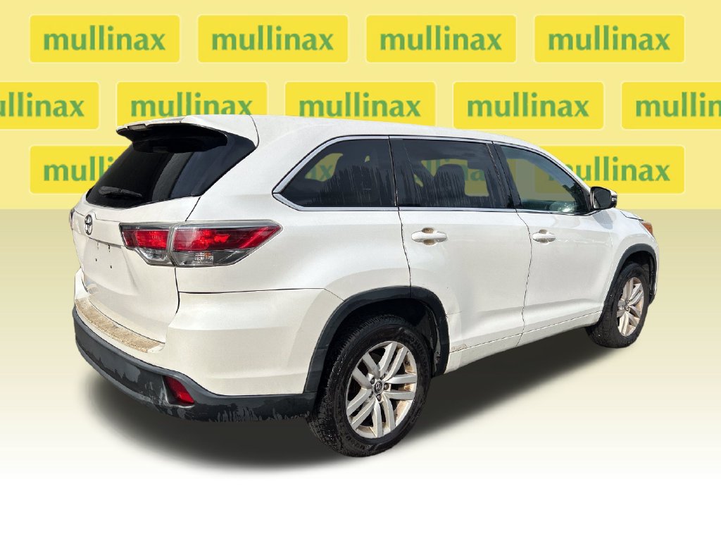 Used 2016 Toyota Highlander LE FWD image 2