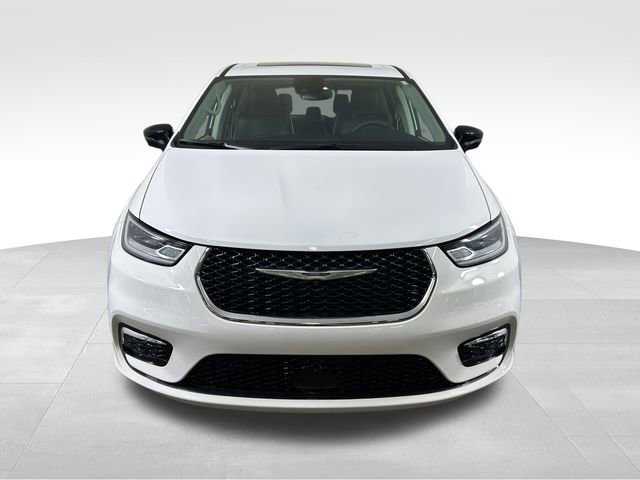 Used 2024 Chrysler Pacifica Limited image 9